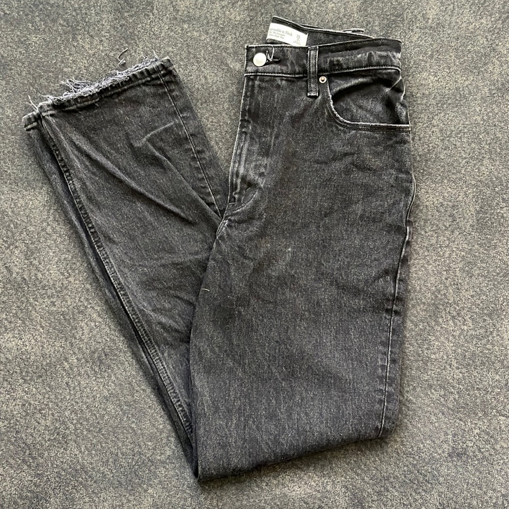 26/2R Abercrombie & Fitch Black curve love ultra high rise 90s straight jean